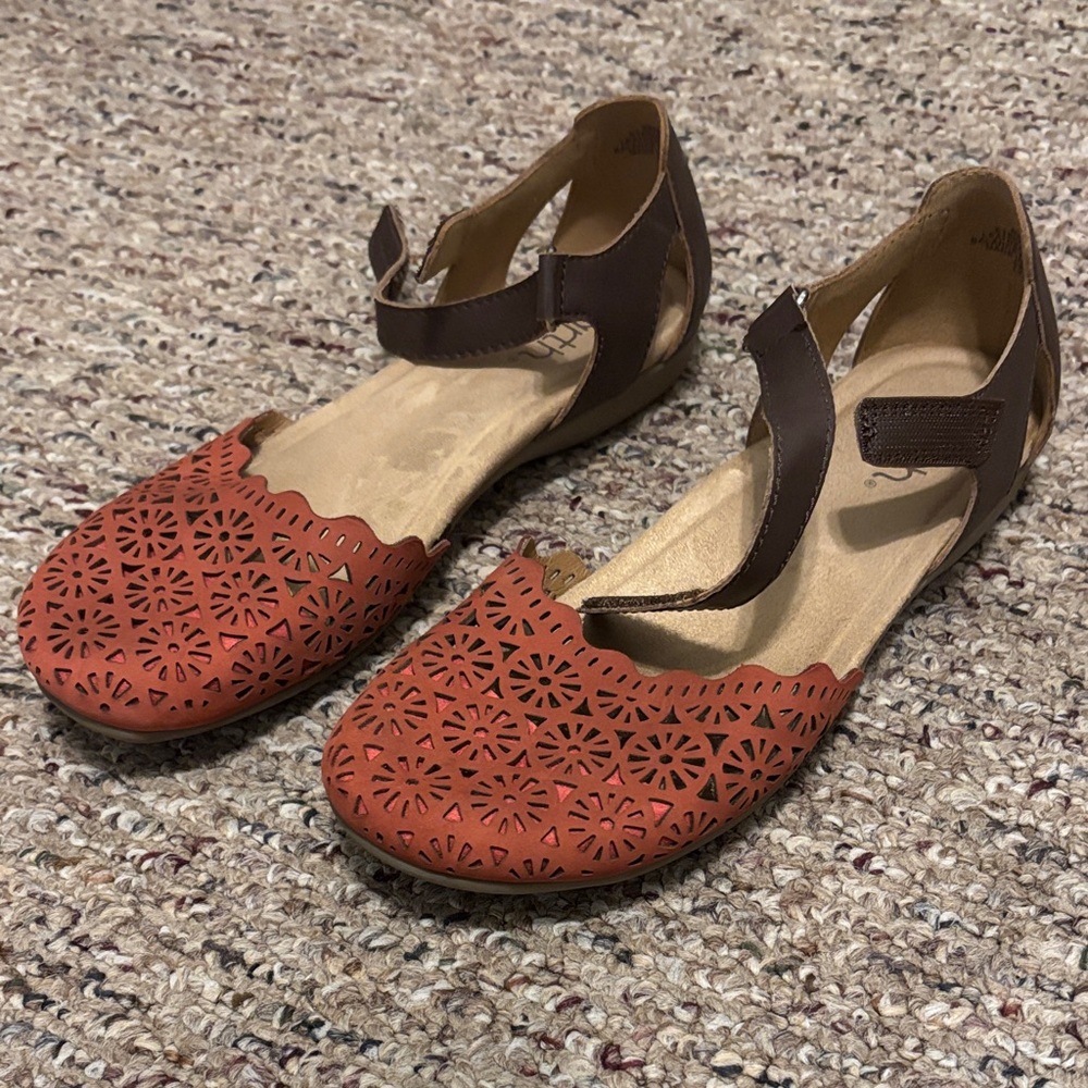 Earth Women's Size 8 Flats in Brown and Coral